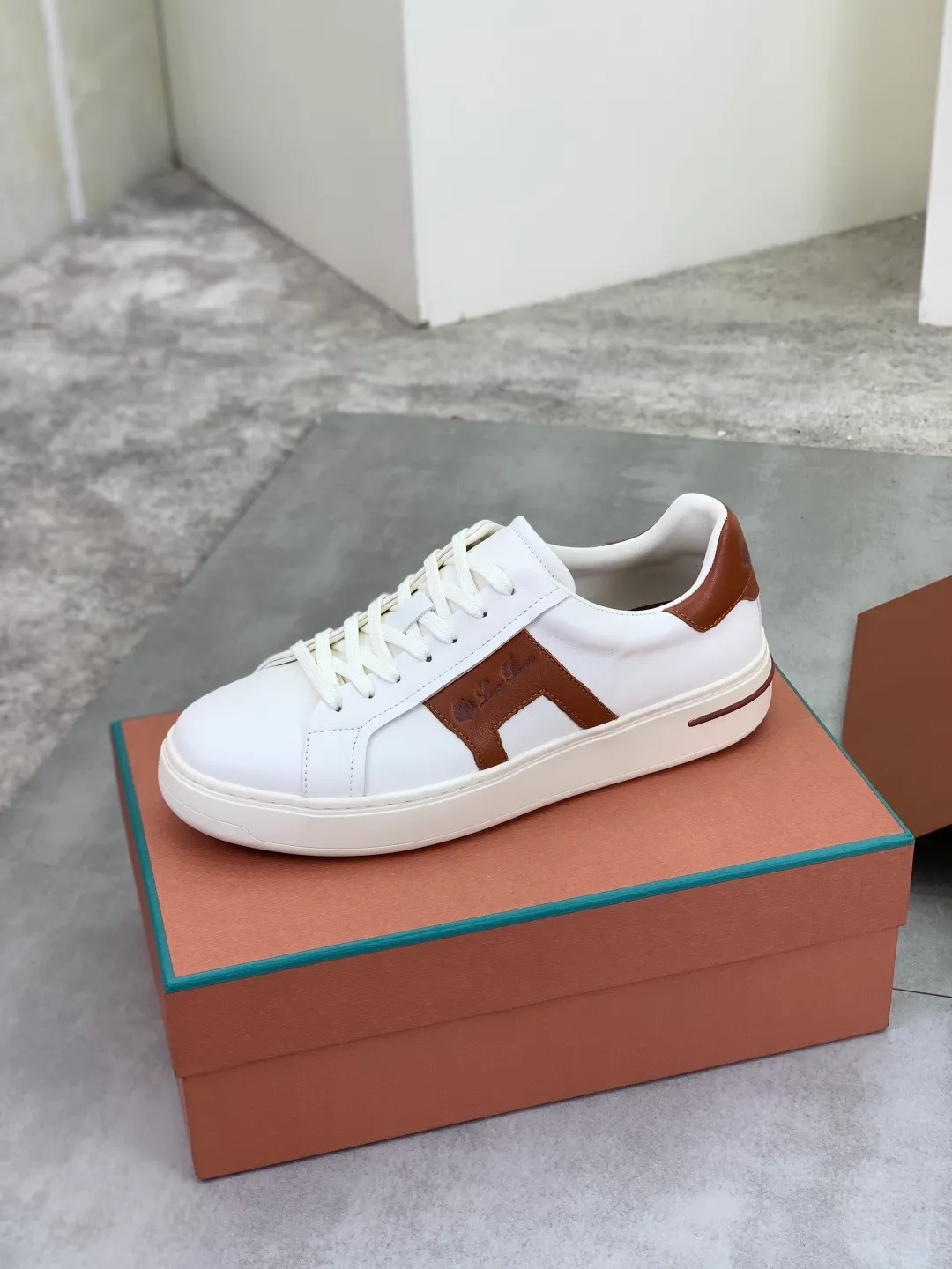 Men's men's shoes 💰P560 New style 💰High quality The latest casual shoes Loro Piana 💯Top grade💯Buy the original copy💯 Founded the existing Loro Piana company on April 24, 1924. It is now the sixth generation of family business, providing top quality products to customers who are discerning about taste and quality. Imported original fly woven fabric with cowhide fabric, plain calfskin lining. Hand-sewn thread with cowhide feet. Original packaging. High-end outsole. Size: 38-44 (customized for 45 and 46). 2️⃣ colors available.